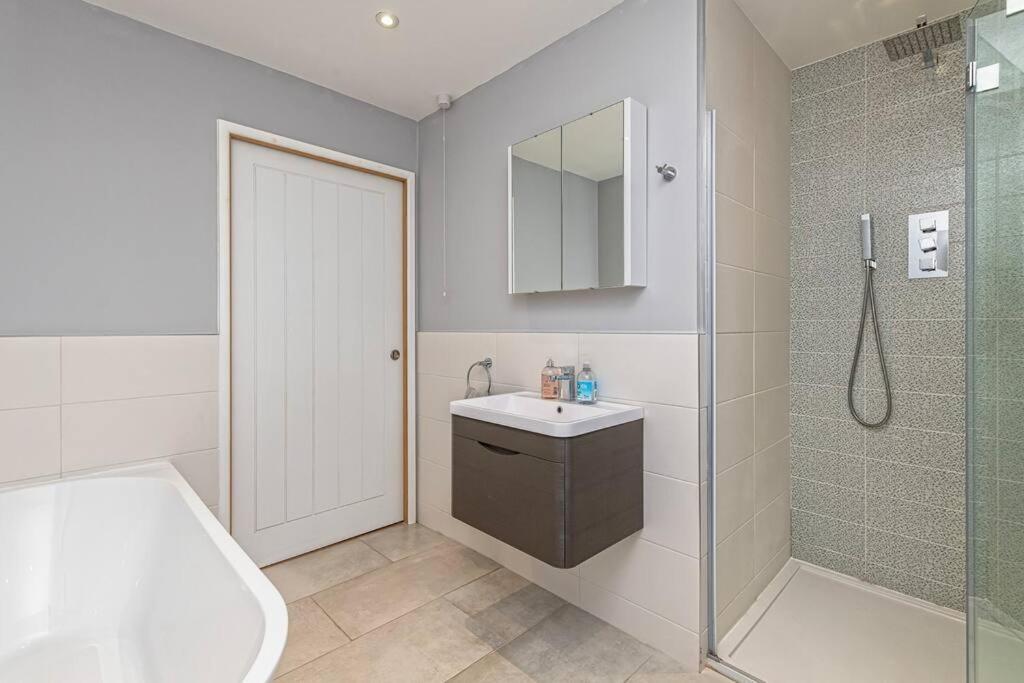 Family-Friendly Retreat Between Beach & Mountains Tremadog ภายนอก รูปภาพ