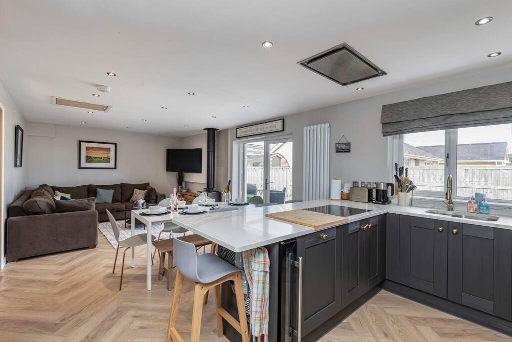 Family-Friendly Retreat Between Beach & Mountains Tremadog ภายนอก รูปภาพ